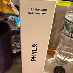 pH Balancing Gel Cleanser - White